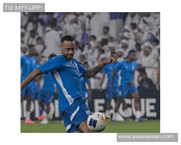 足球球星展示酷炫刺青细节引发球迷热议彰显个性与力量